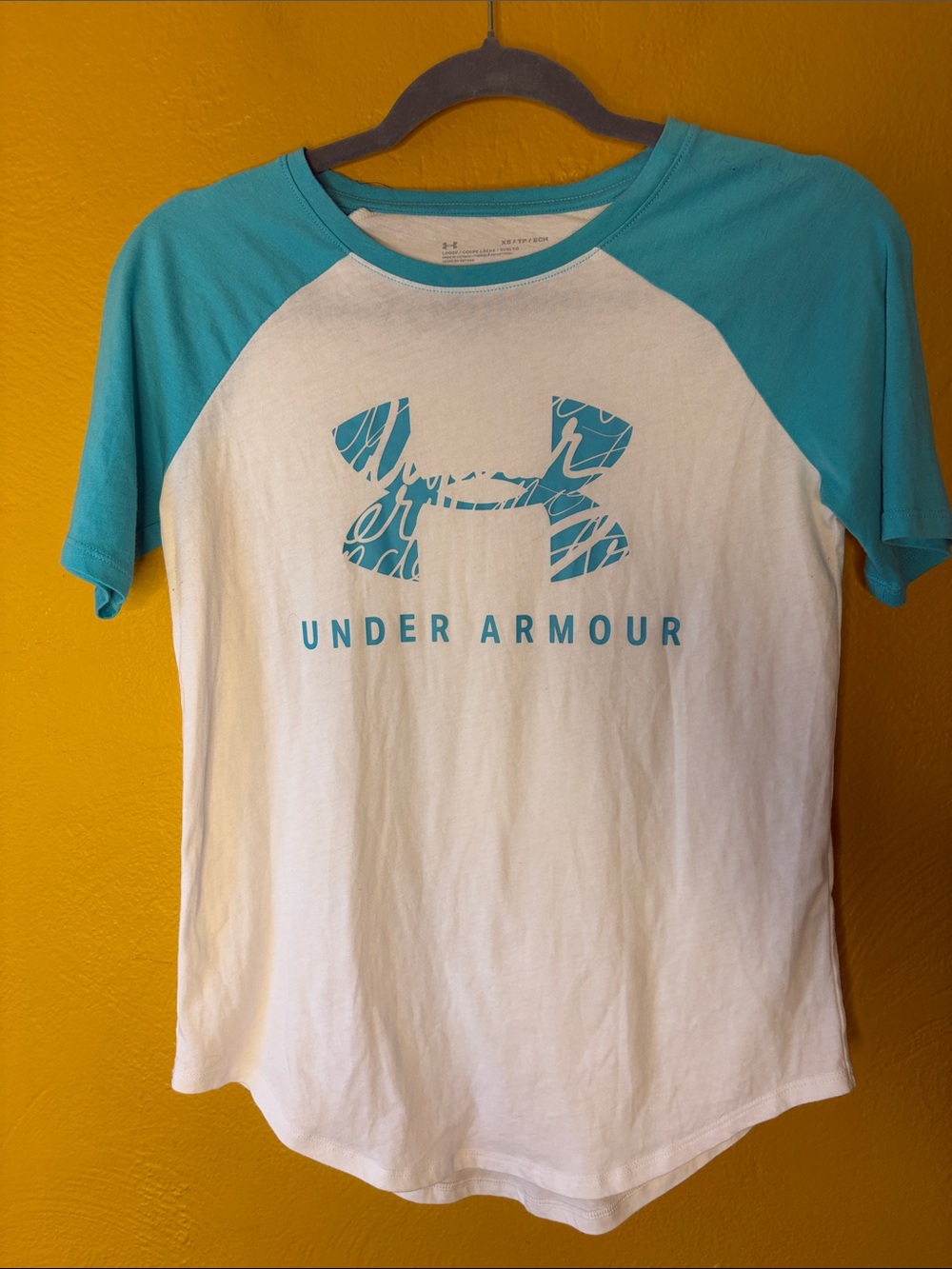 Under Armour Like New XS White & Teal Women’s Raglan Logo Tee